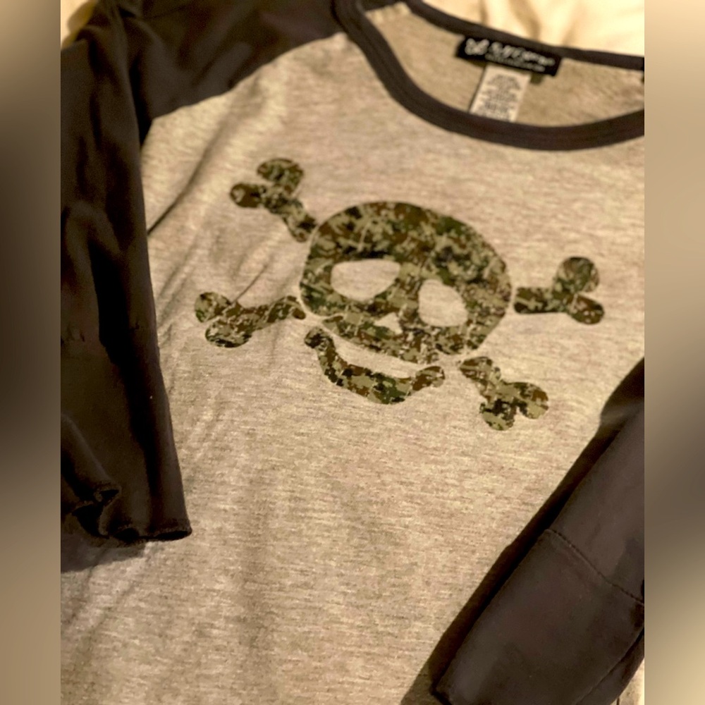 Juniors size medium; skull w/ crossbones 3/4 sleeve shirt